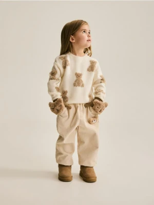 Reserved - Sztruksowe spodnie z aplikacją - kremowy