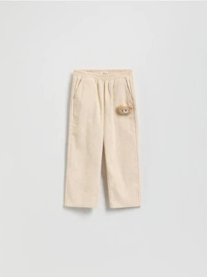 Reserved - Sztruksowe spodnie z aplikacją - kremowy