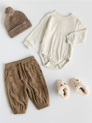 Zdjęcie produktu Reserved - Sztruksowe spodnie z nadrukiem - brązowy