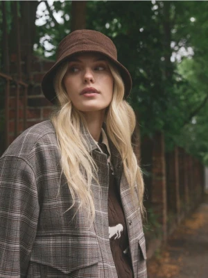 Reserved - Sztruksowy kapelusz bucket - ciemnobrązowy