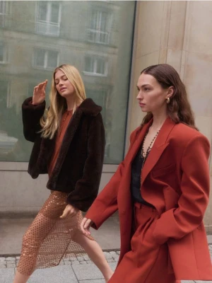 Reserved - Sztuczne futerko z kołnierzem - ciemnobrązowy