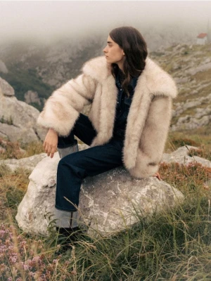 Reserved - Sztuczne futerko z kołnierzem - kremowy