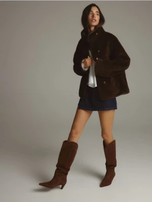 Reserved - Sztuczne futerko z ozdobnym zapięciem - brązowy