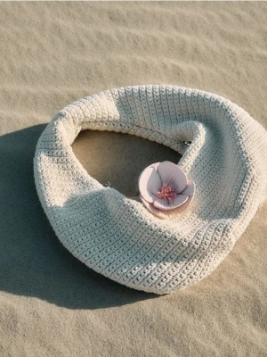 Reserved - Szydełkowana torebka z zawieszką - złamana biel