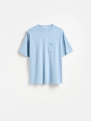 Reserved - T-shirt boxy z kieszonką - jasnoniebieski
