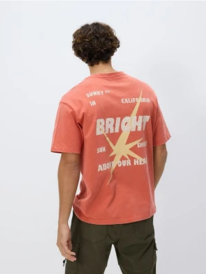 Reserved - T-shirt boxy z nadrukiem na plecach - brązowy