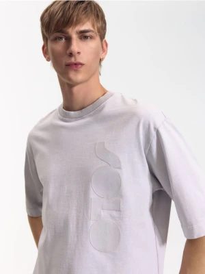 Reserved - T-shirt boxy z naszywką - lawendowy