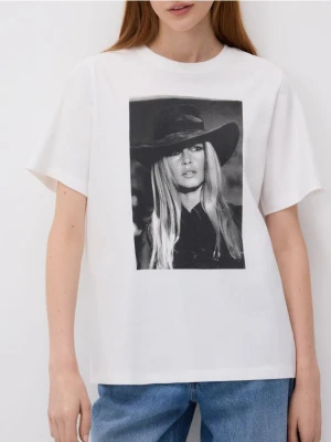 Reserved - T-shirt Brigitte Bardot - biały