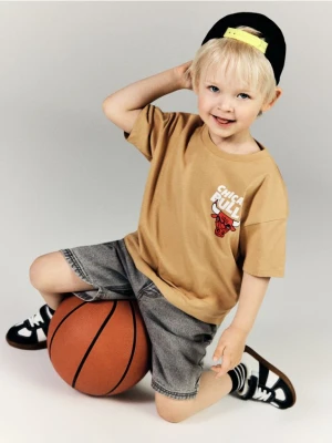 Reserved - T-shirt Chicago Bulls NBA - beżowy