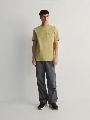 Reserved - T-shirt comfort z kieszonką - oliwkowy