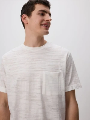 Reserved - T-shirt comfort z kieszonką - złamana biel