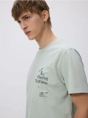 Reserved - T-shirt comfort z nadrukiem na plecach - jasnozielony