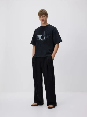 Reserved - T-shirt cropped boxy z nadrukiem - ciemnoszary