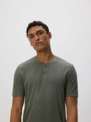 Reserved - T-shirt henley regular fit - ciemnozielony