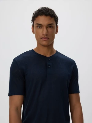 Reserved - T-shirt henley regular fit - granatowy