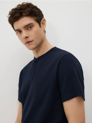 Reserved - T-shirt henley regular fit - granatowy