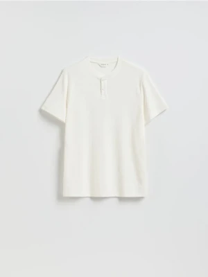 Reserved - T-shirt henley regular fit - złamana biel