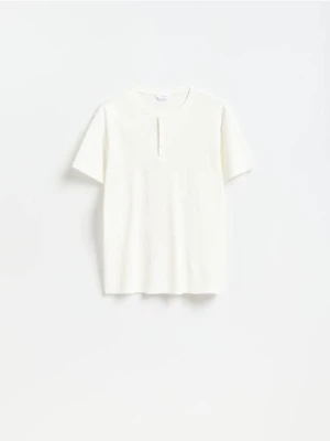 Reserved - T-shirt henley slim fit - złamana biel