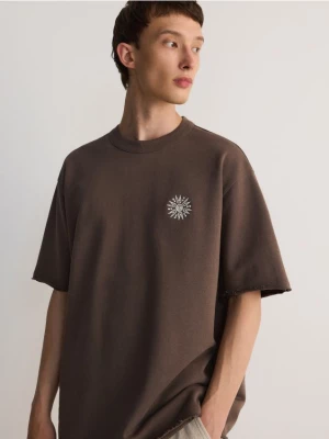 Reserved - T-shirt oversize z haftem - brązowy