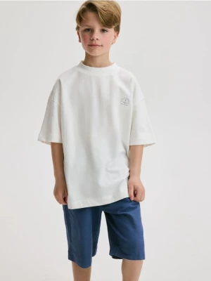 Reserved - T-shirt oversize z haftem - złamana biel