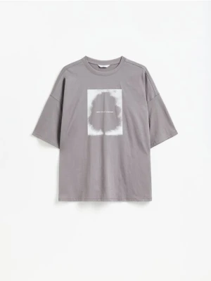 Reserved - T-shirt oversize z nadrukiem - jasnoszary