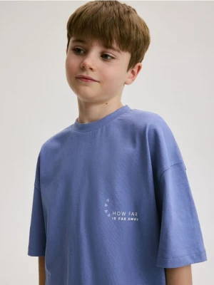 Reserved - T-shirt oversize z nadrukiem - niebieski