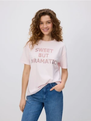 Reserved - T-shirt oversize z nadrukiem - pastelowy róż