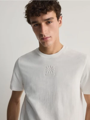 Reserved - T-shirt regular fit z haftem - złamana biel