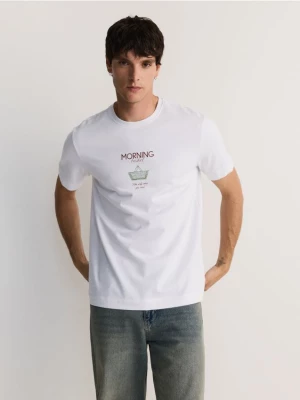 Reserved - T-shirt regular fit z nadrukiem - biały