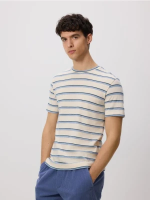 Reserved - T-shirt regular w paski - biały