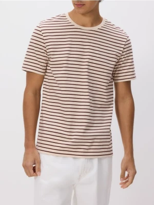 Reserved - T-shirt regular w paski - brązowy