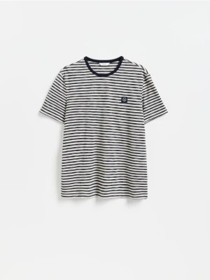 Reserved - T-shirt regular w paski - granatowy