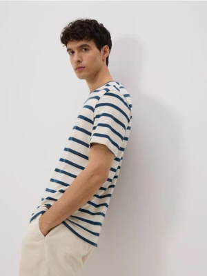 Reserved - T-shirt regular w paski - lawendowy