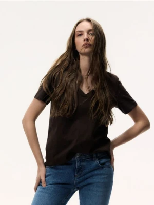 Reserved - T-shirt regular z dekoltem V - ciemnobrązowy