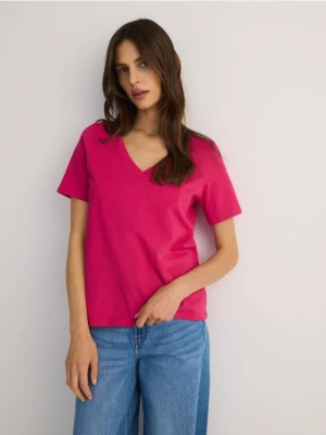Reserved - T-shirt regular z dekotem V - fuksja