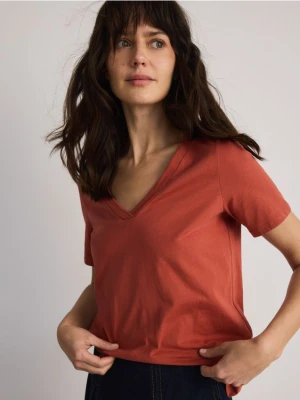 Reserved - T-shirt regular z dekotem V - miedziany