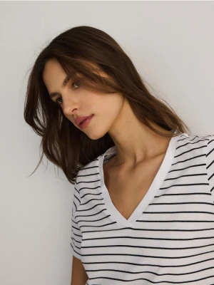 Reserved - T-shirt regular z dekotem V - wielobarwny