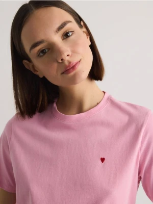 Reserved - T-shirt regular z drobnym haftem - pastelowy róż