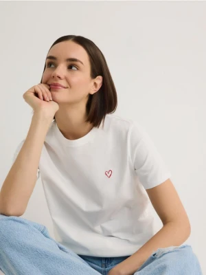 Reserved - T-shirt regular z drobnym haftem - złamana biel