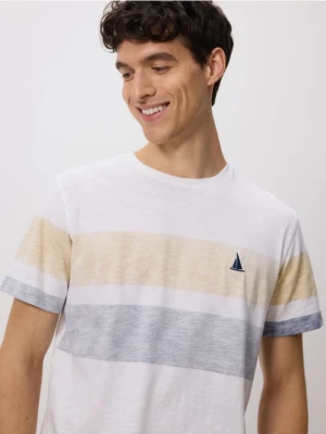 Reserved - T-shirt regular z haftem - biały