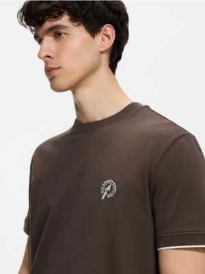 Reserved - T-shirt regular z haftem - ciemnobrązowy