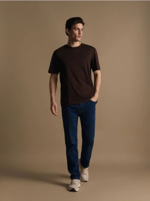 Reserved - T-shirt regular z interlokowym splotem - brązowy