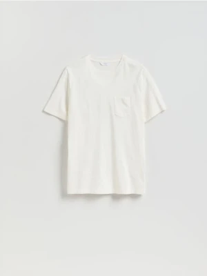 Reserved - T-shirt regular z kieszonką - złamana biel