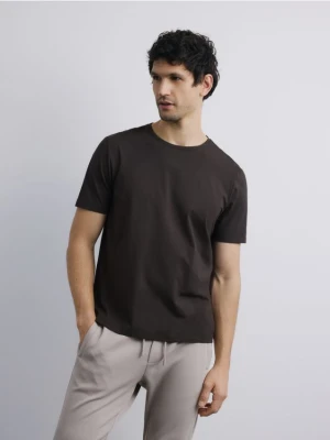 Reserved - T-shirt regular z merceryzowaną bawełną - ciemnobrązowy