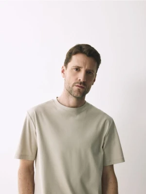 Reserved - T-shirt regular z merceryzowanej bawełny - beżowy