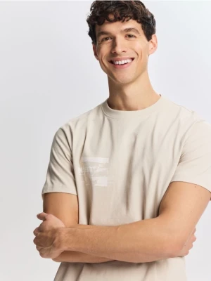 Reserved - T-shirt regular z nadrukiem - beżowy