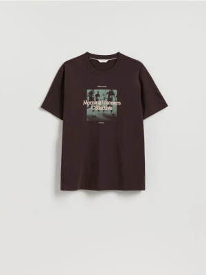 Reserved - T-shirt regular z nadrukiem - brązowy