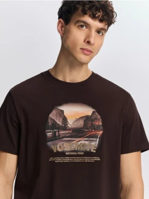 Reserved - T-shirt regular z nadrukiem - ciemnobrązowy