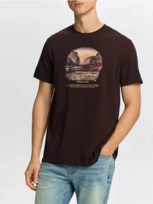 Reserved - T-shirt regular z nadrukiem - ciemnobrązowy