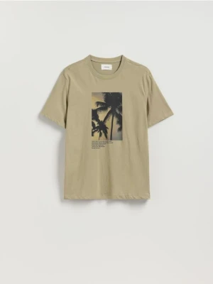 Zdjęcie produktu Reserved - T-shirt regular z nadrukiem - ciemnozielony
